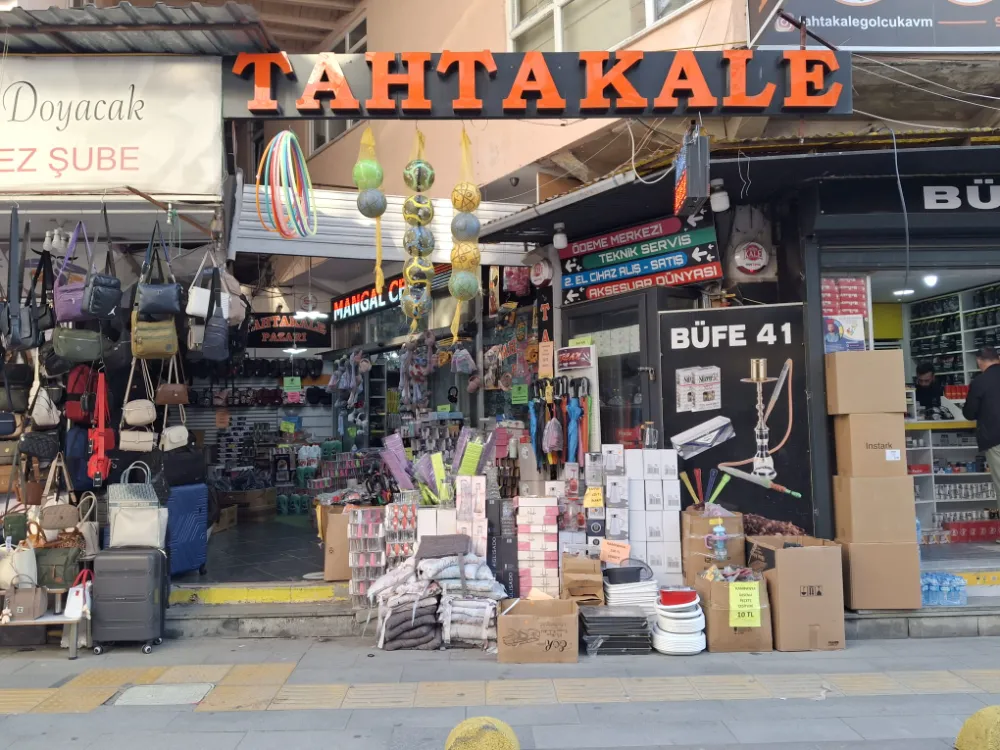 Gölcük’ün 27 yıldır değişmeyen alışveriş adresi  TAHTAKALE UCUZLUK PAZARI