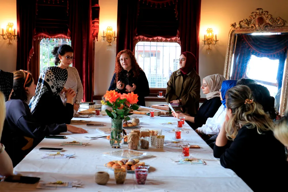 Büyükşehir, Selim Sırrı Paşa Konağı’nda sanatseverleri ağırladı;  KONAK GÜLLERİNİN KÂĞITTAKİ İZLERİ BÜYÜLEDİ