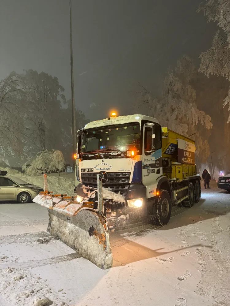 Büyükşehir aralıksız çalışıyor, kapalı yol bulunmuyor