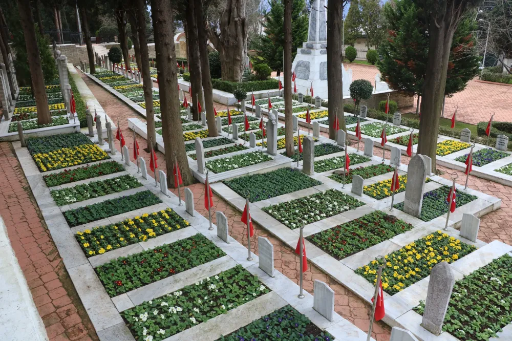 Türkiye’nin en bakımlı şehitliğinde çiçekler açtı