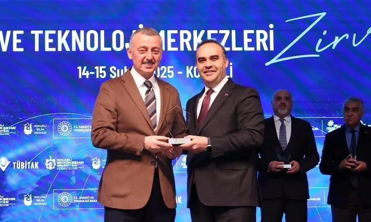 Başkan Doç.Dr.Tahir Büyükakın ödülü Bakan Mehmet Fatih Kacır’dan aldı  KOCAELİ BÜYÜKŞEHİR’E ‘EN İYİ BİLİM SAHNESİ’ ÖDÜLÜ