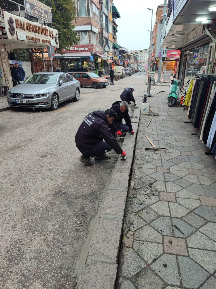 Gölcük’te kaldırımlar bir bir düzeltiliyor