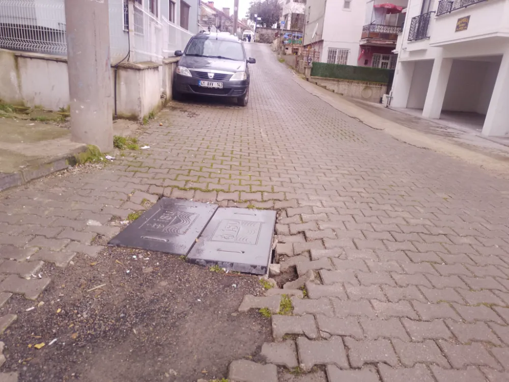 Değirmendere Vatan Caddesi girişinde yol yeniden çöktü