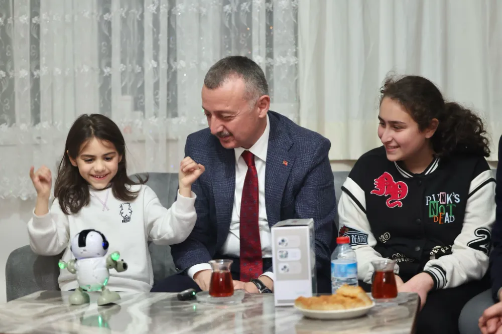 Büyükakın’a iftarda duygulandıran karşılama:  “TAHİR AMCA SENİ ÇOK SEVİYORUM”