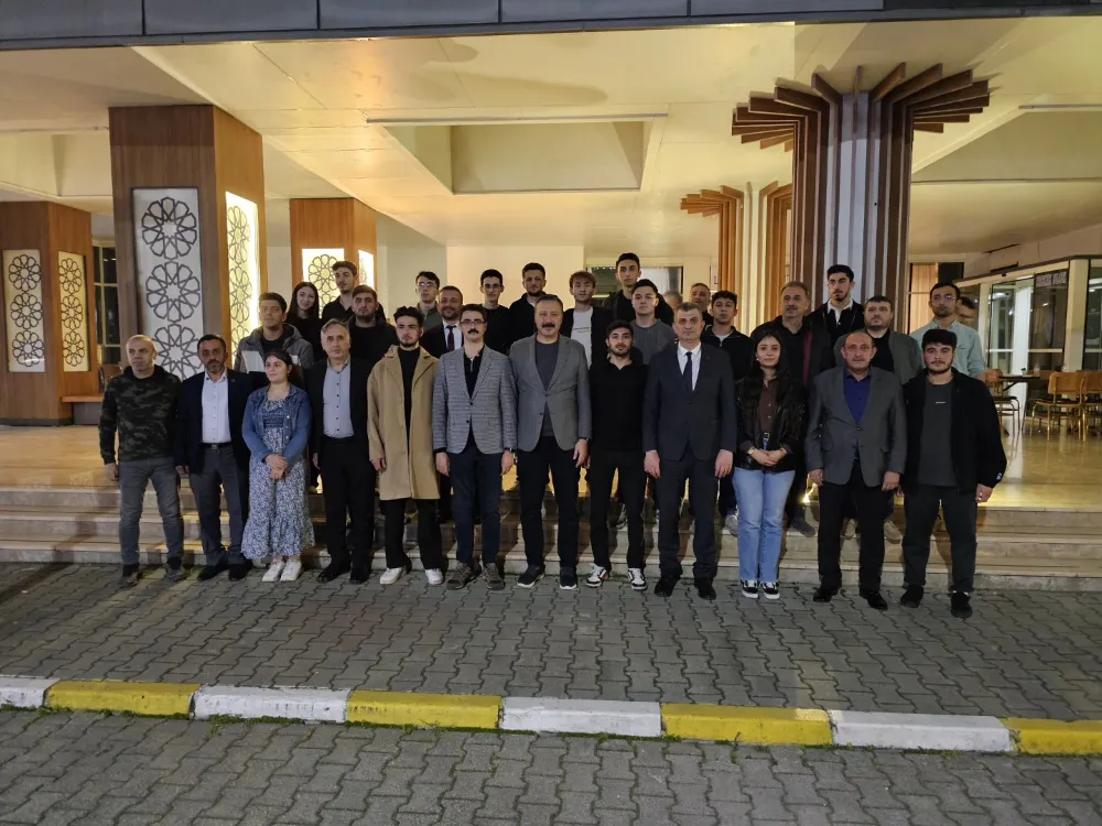 BAŞKAN SEZER ÜNİVERSİTE ÖĞRENCİLERİ İLE İFTARDA BULUŞTU