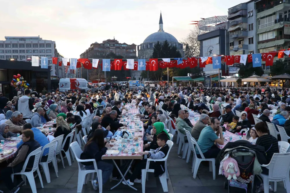 Büyükşehir’in iftar sofrası her gün 3 bin kişiyi ağırlıyor