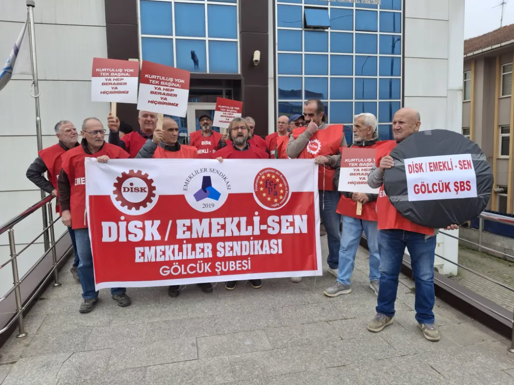 DİSK / Emekli- Sen Gölcük Şubesinden SGK Binası önünde siyah çelenkli protesto  “YOKSULLUĞA BOYUN EĞMİYOR; YOKSULLUĞU MÜJDELEYENLERLE BAYRAMLAŞMIYORUZ!”