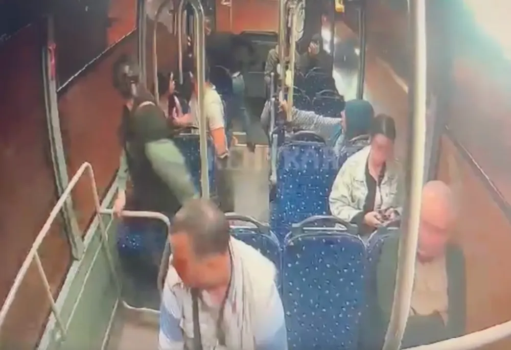 Yeğeninin eşini özel halk otobüsünde öldüren sanığın yargılanmasına başlandı