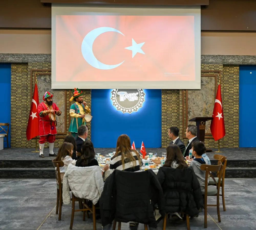 Aktaş ailesi,  iftarının çocuk sitesinde kalan çocuklar ile birlikte yaptı