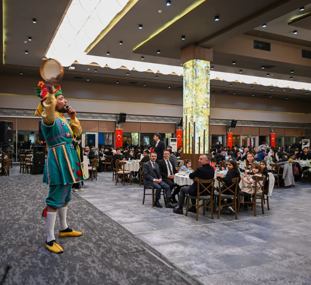 Aktaş ailesi,  iftarının çocuk sitesinde kalan çocuklar ile birlikte yaptı