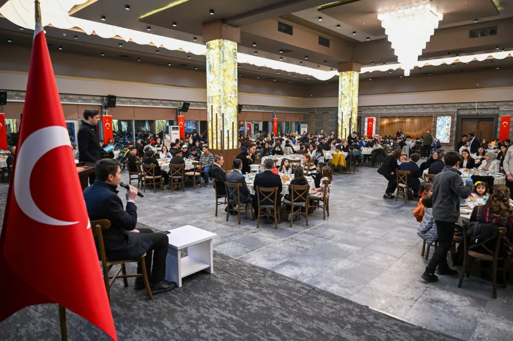 Aktaş ailesi,  iftarının çocuk sitesinde kalan çocuklar ile birlikte yaptı