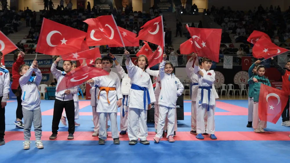 ‘Sporun Başkenti’nde nefesleri kesen karate resitali yaşandı;  KOCAELİ’DEN 4 SPORCU MİLLİ TAKIMA VİZE ALDI
