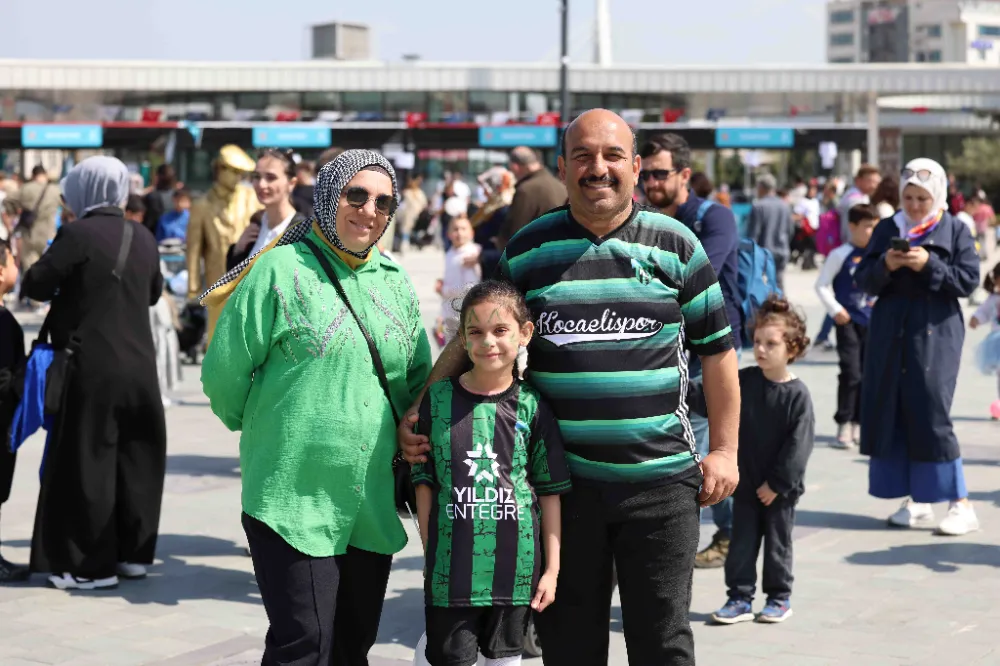 Kocaelili çocuklar, Milli İrade Meydanı’nda çifte kutlama yapıyor;  NESİLDEN NESİLE MİRAS BU SEVGİ