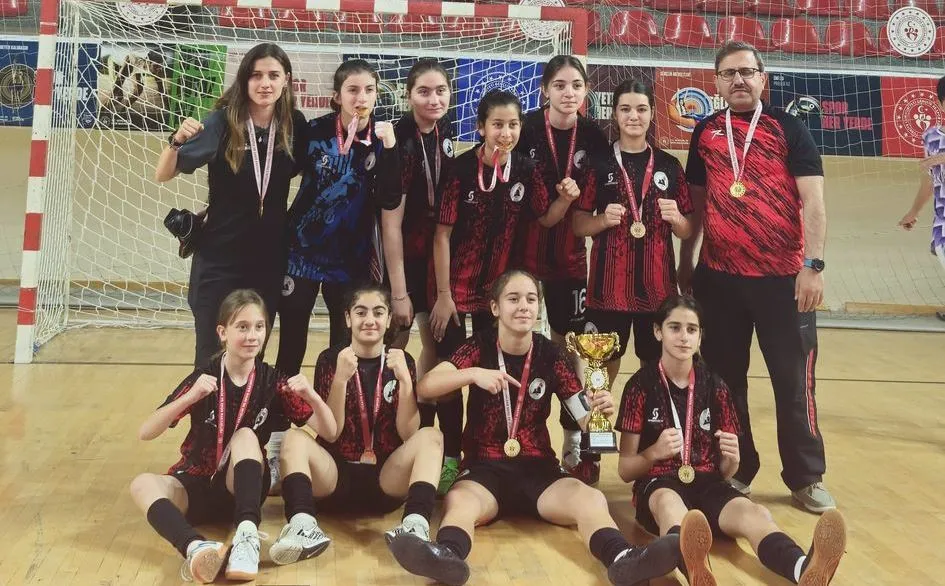 Kavaklı Şehit Onbaşı Adem Başoğlu Ortaokulu Kız Futsal Takımı  ÜÇÜNCÜ KEZ TÜRKİYE ŞAMPİYONU