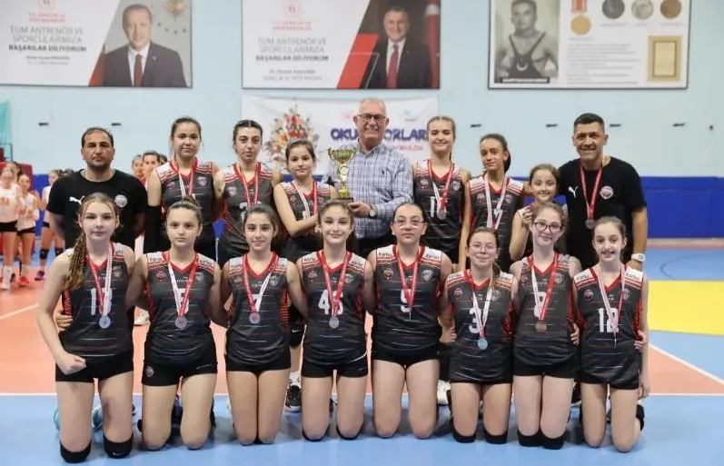 Körfez Akademi voleybolda üç farklı kategoride önemli derecelere imza attı