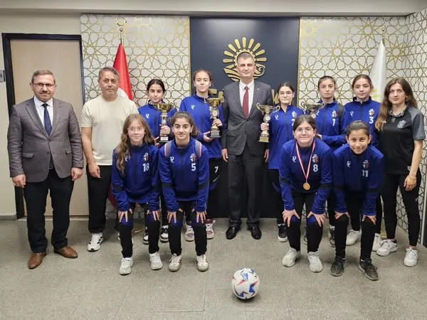 Şampiyon kızlardan Başkan Sezer’e ziyaret