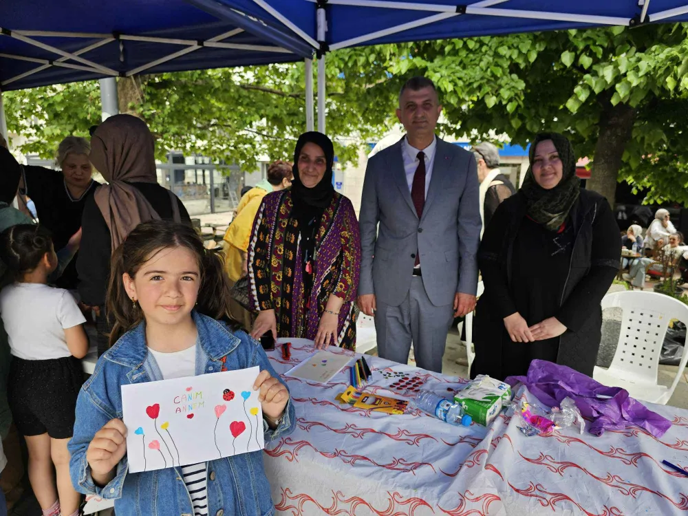 GÖLCÜKLÜ ÇOCUKLAR ELLERİYLE ANNELERİNE HEDİYE YAPTI