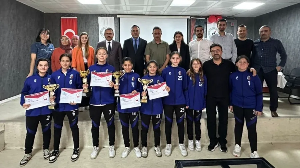 Türkiye Şampiyonu Kız Futsal Takımı İçin   OKULLARINDA GURUR TÖRENİ DÜZENLENDİ
