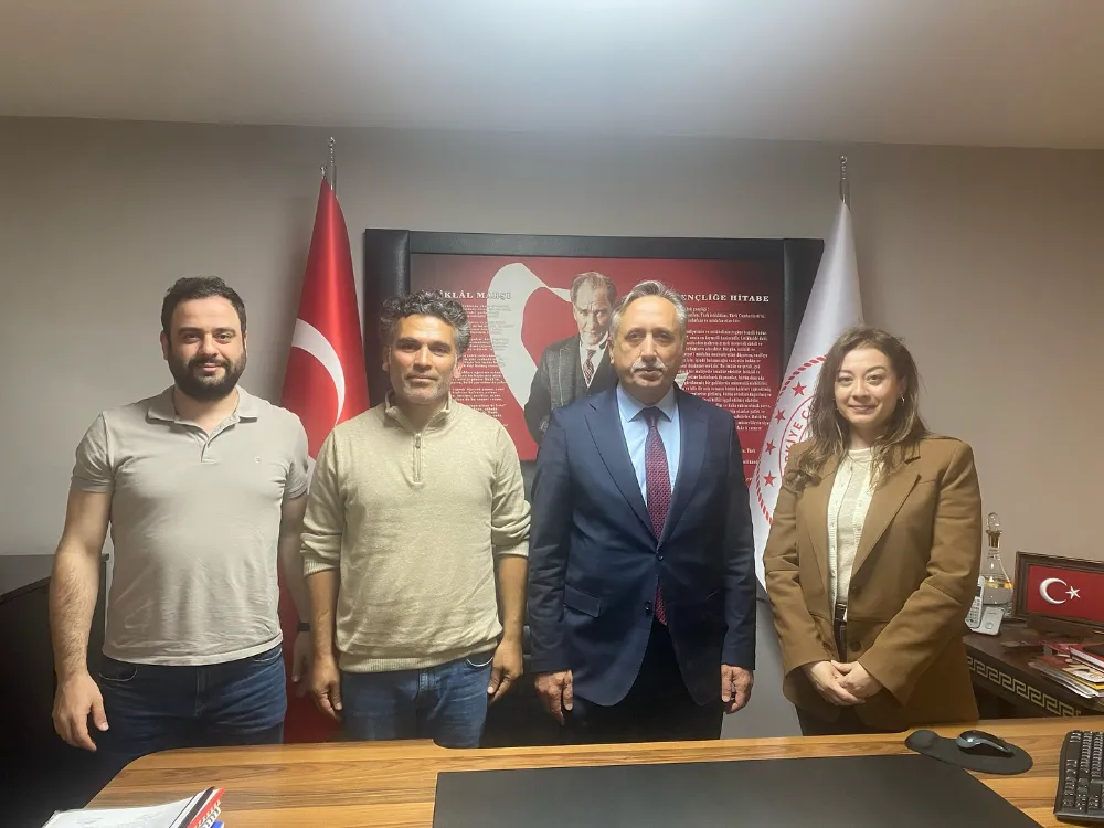 İlçe Milli Eğitim Müdürü Caferi Tayyar Mert’e   “HÜRKUŞ” HİKÂYE KİTABI EKİBİNDEN ZİYARET