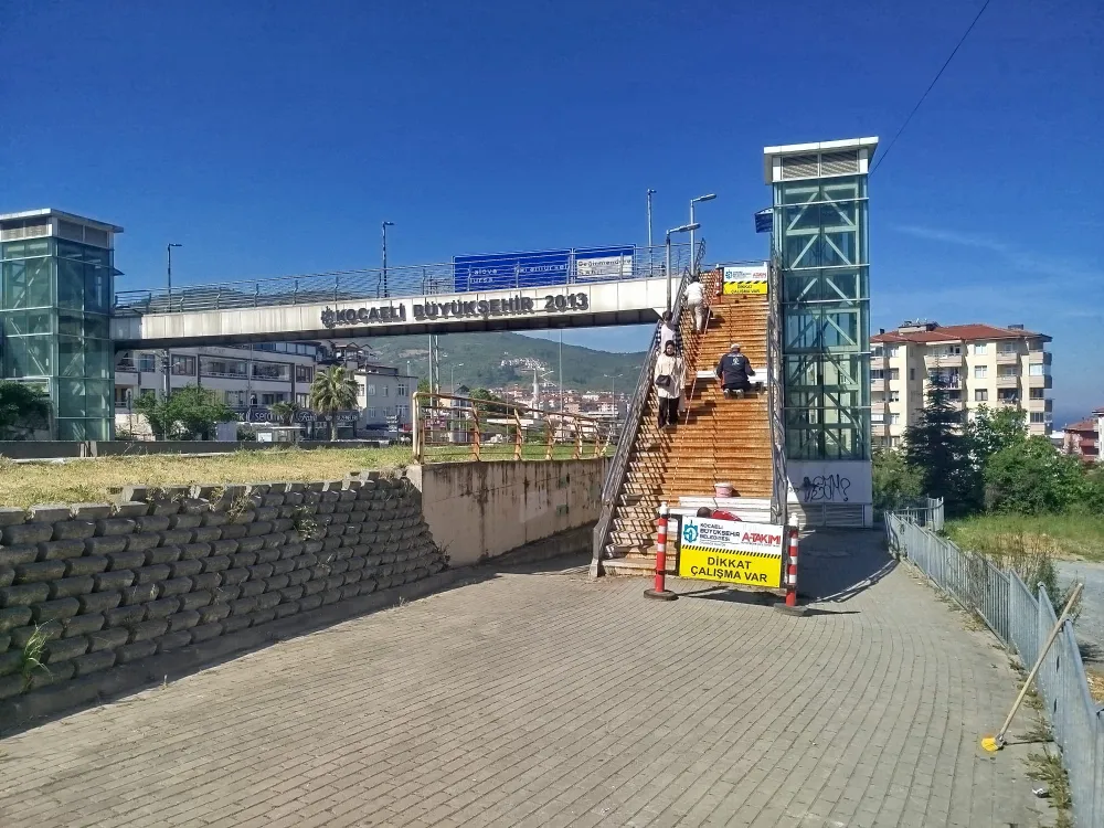 Gölcük’teki üst geçitler elden geçiriliyor