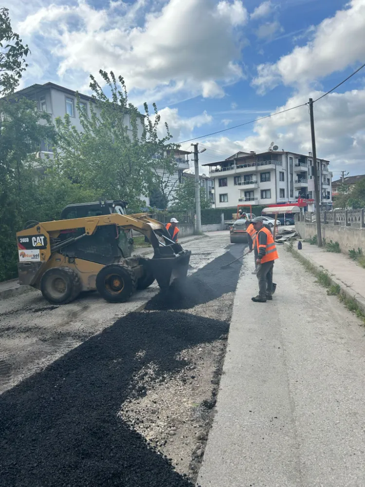 İhsaniye Çiftlik Mahallesi’nde asfalt yama çalışmaları devam ediyor