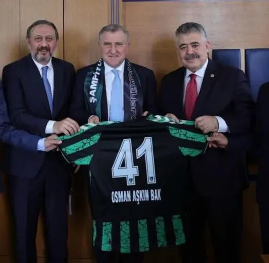 Şampiyon Kocaelispor forması Spor Bakanı Osman Aşkın Bak’a hediye edildi