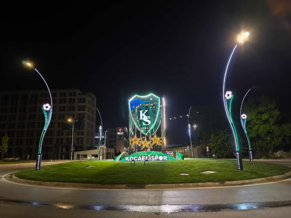 Büyükşehir’den şampiyonluğa yakışır Kocaelispor aydınlatması    STAT KAVŞAĞINI KOCAELİSPOR’UN ARMASI AYDINLATIYOR