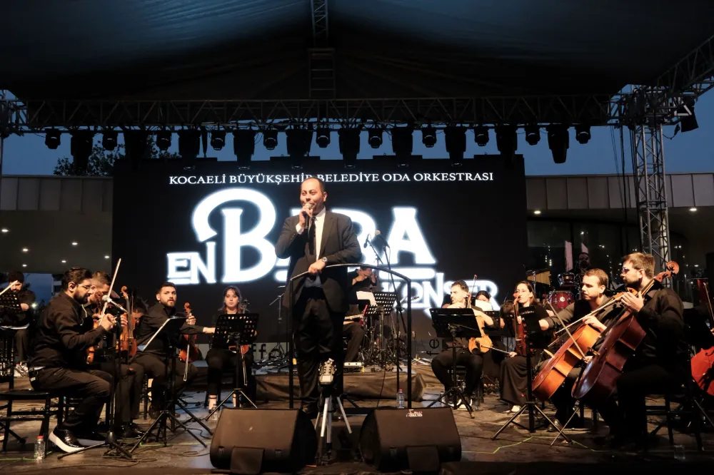 Oda Orkestrası çaldı, Milli İrade Meydanı’nda şarkılar birlikte söylendi;  BABALAR GÜNÜ’NDE GÖZLER DOLDU, KALPLER BİR OLDU