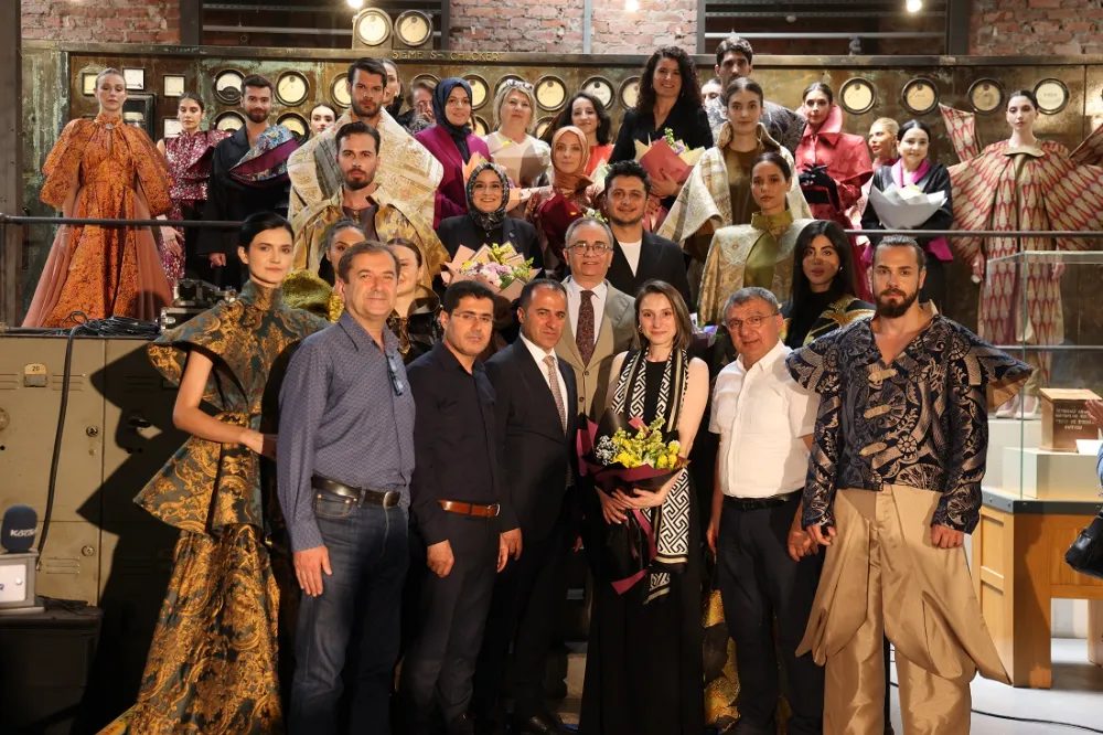 Seka Kağıt Müzesi muhteşem bir defile ve sergiye ev sahipliği yaptı;  MODA AKADEMİSİ İLK YILINI TAÇLANDIRDI