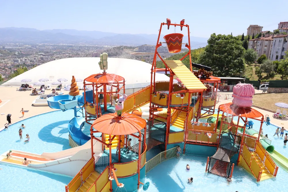İzmit Belediyesi Aquapark’ı yoğun ilgiyle açıldı