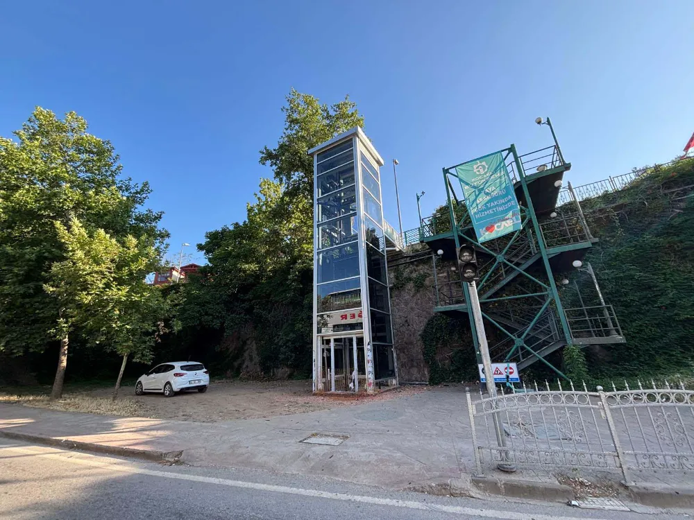 İzmit Tren Garı asansör kulesinde cam montajı tamam