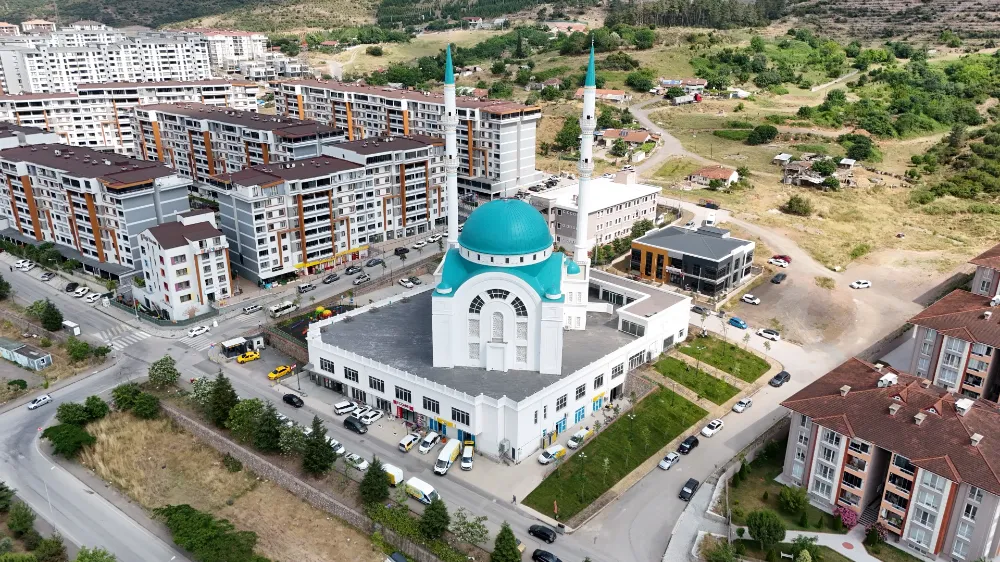Derince Ahmet Yesevi Camii çevresi yeni kimliğe kavuştu;  BÜYÜKŞEHİR’DEN ESTETİK DOKUNUŞ