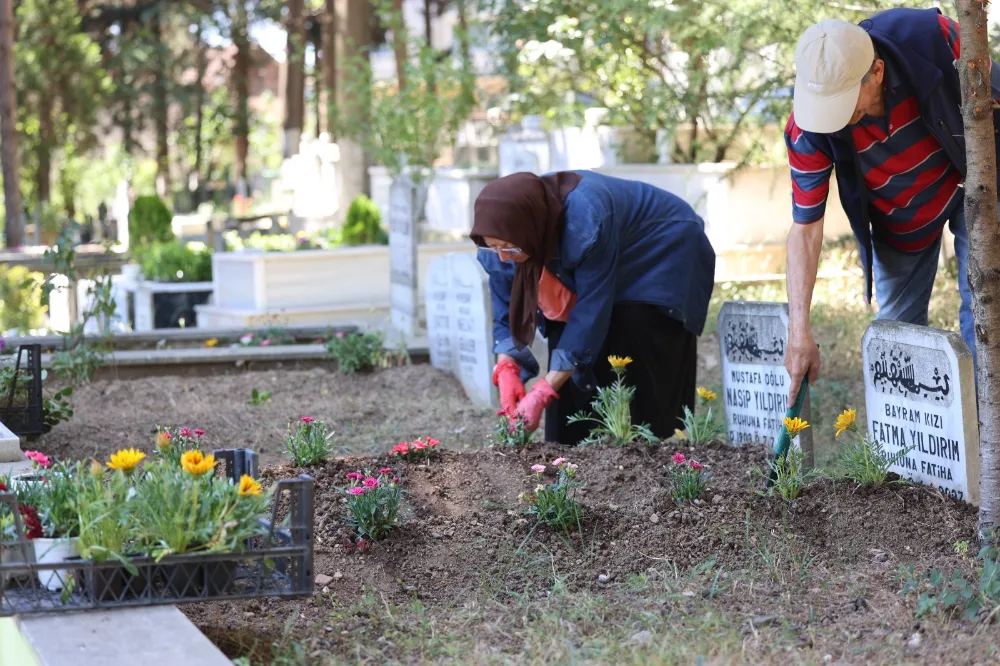 Kocaeli Büyükşehir bayramda vefa geleneğini yine sürdürdü;  KABİRLERE ÇİÇEK, GÖNÜLLERE HUZUR