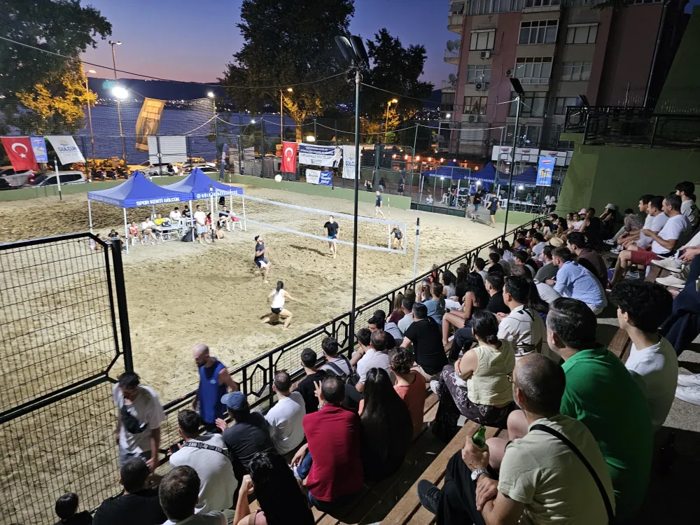 GÖLCÜK’TE PLAJ VOLEYBOLU TURNUVASI BÜYÜKLER KATEGORİSİNDE SONA ERDİ