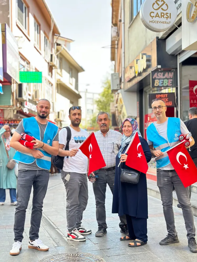 Kocaeli, 15 Temmuz Demokrasi ve Milli Birlik Günü’ne hazır;  ESNAFA VE VATANDAŞLARA BİNLERCE BAYRAK DAĞITILDI