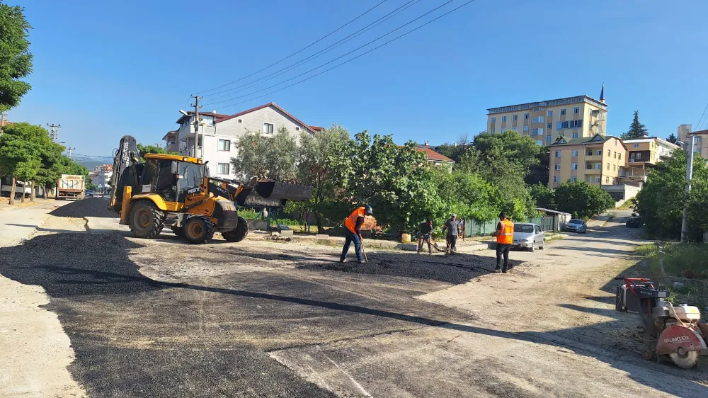 Gölcük Belediyesi İlçe Genelinde Asfalt Yama Çalışmalarına Devam Ediyor