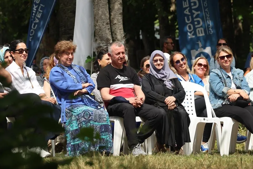 Başkan Tahir Büyükakın da annesi ve eşi ile birlikte katıldı; Kocaeli’nin kadınları, dijital detoksta buluştu