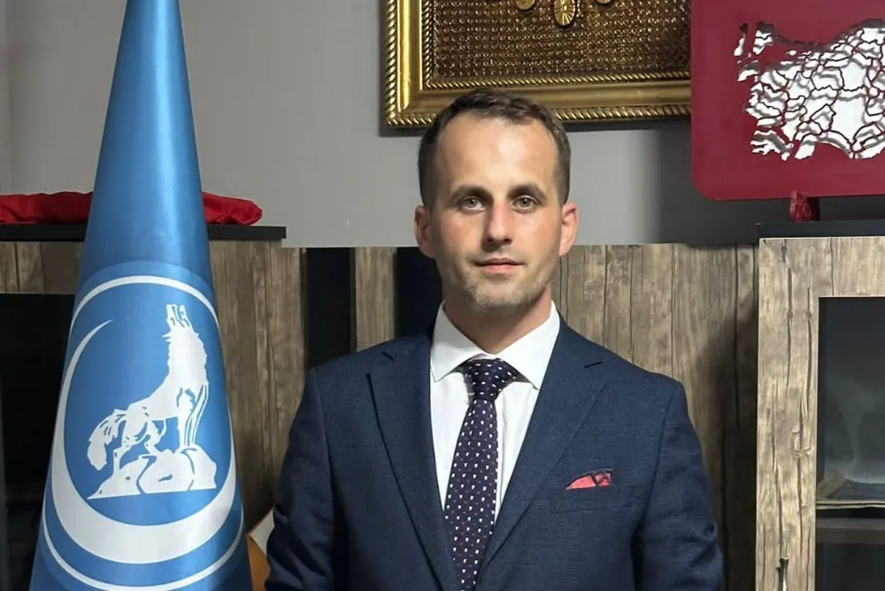 Gölcük Ülkü Ocakları Başkanı Enes Ergüler,     “YEŞİL VATAN YANARSA, SADECE AĞAÇLAR DEĞİL, GELECEĞİMİZ DE YANAR!”