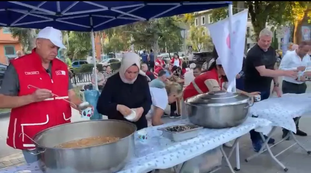 Türk Kızılayı Gölcük Şube başkanı Orhan Barış,  “ANITPARK’TA 1000 KİŞİLİK AŞURE DAĞITTIK”