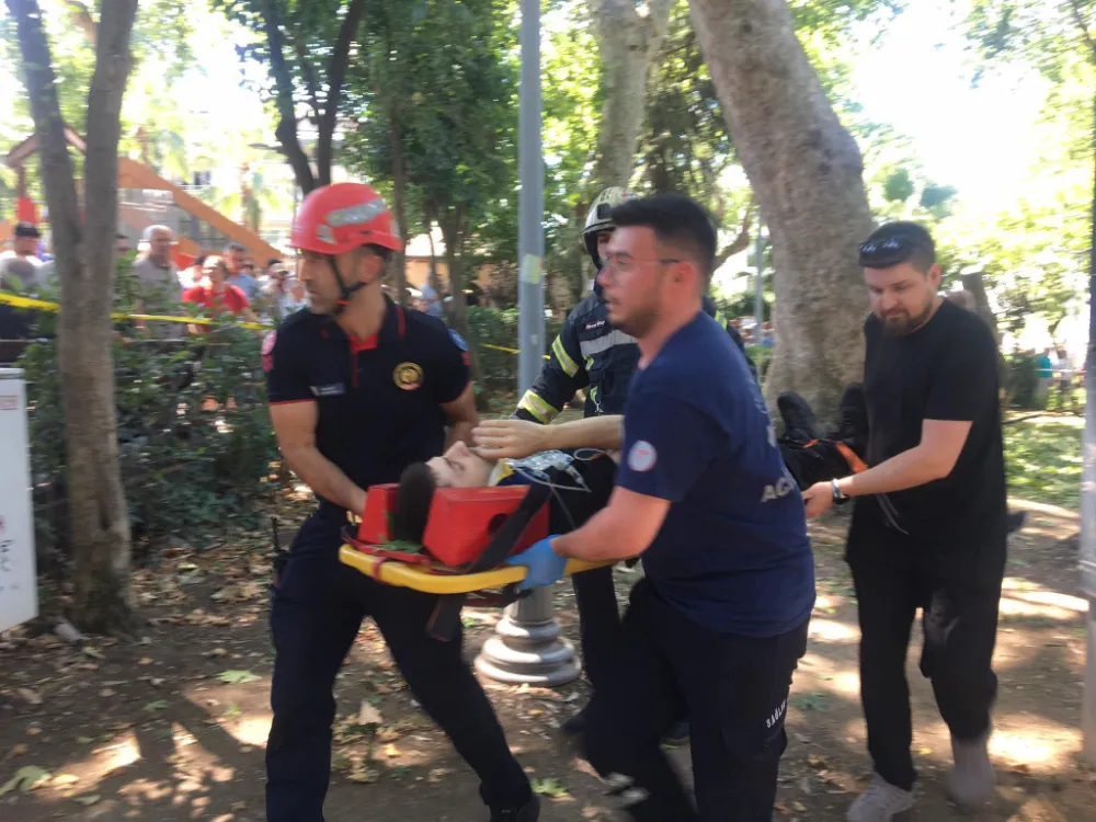 Çınarlık Meydanında ağaç dalı kırılarak insanların üstüne devrildi CAN PAZARI YAŞANDI