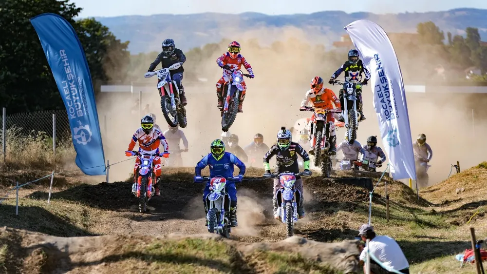 Büyükakın, motosikleti ile bu kez Enduro Şampiyonası’na katıldı  STARTI BAŞKAN BÜYÜKAKIN VERDİ