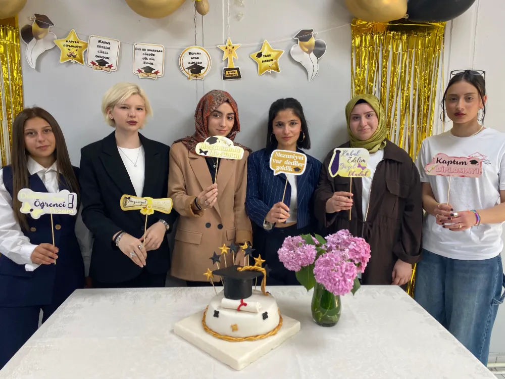 Beyaz Kalpler’de mezuniyet sevinci