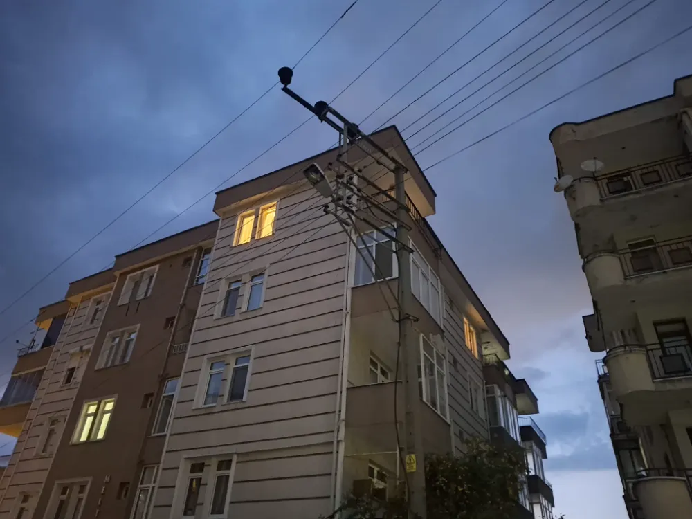 Vatan Caddesi’nde yanmayan sokak lambası bakım bekliyor
