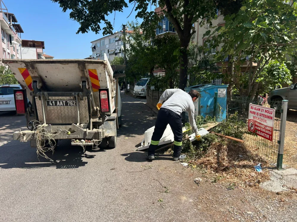 Gölcük’te kaba atıklarla kararlı mücadele sürüyor