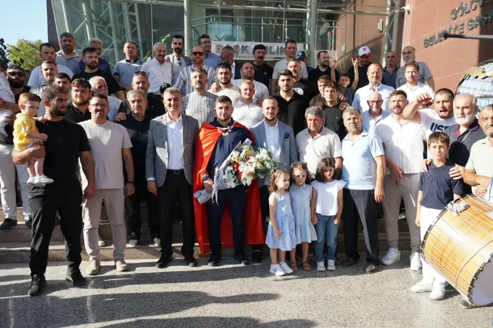 GÖLCÜK BELEDİYESİ BAŞPEHLİVANINA KUTLAMA