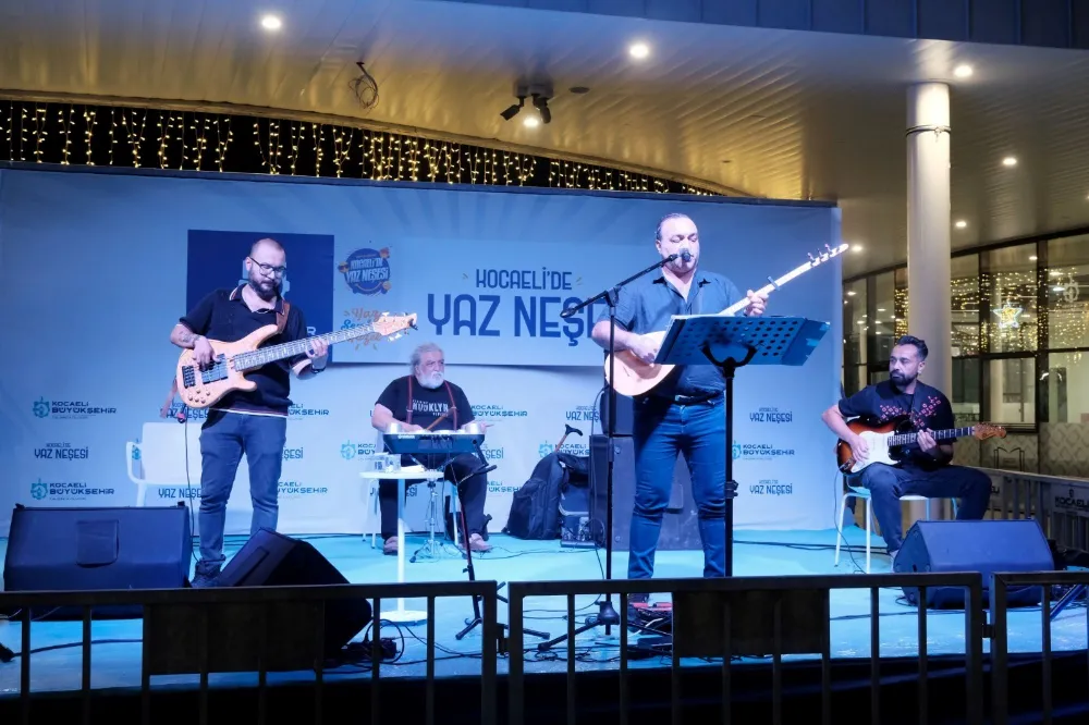 İzmit Milli İrade Meydanı’nda “Rockabesk” rüzgârı esti;  BU KONSER KOCAELİLERİ MEST ETTİ