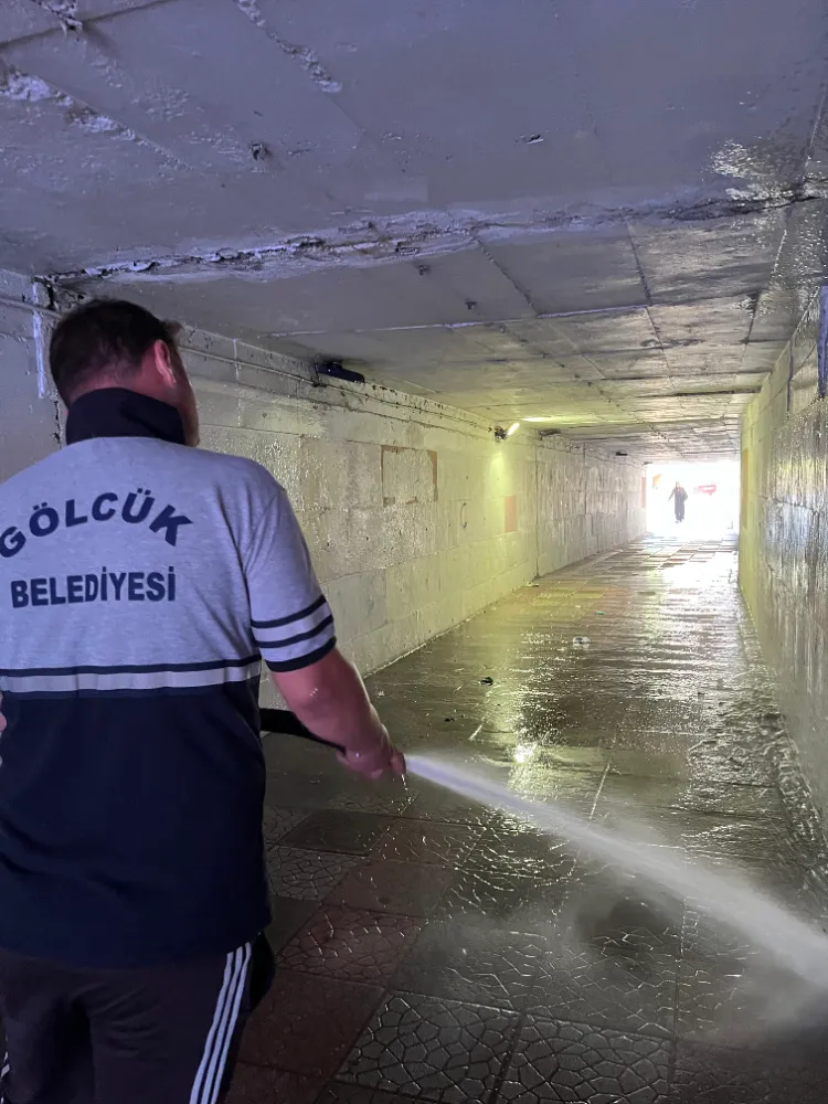 Gölcük’te alt geçitlere temizlik işleri ekipleri tarafından yıkama çalışması yapıldı
