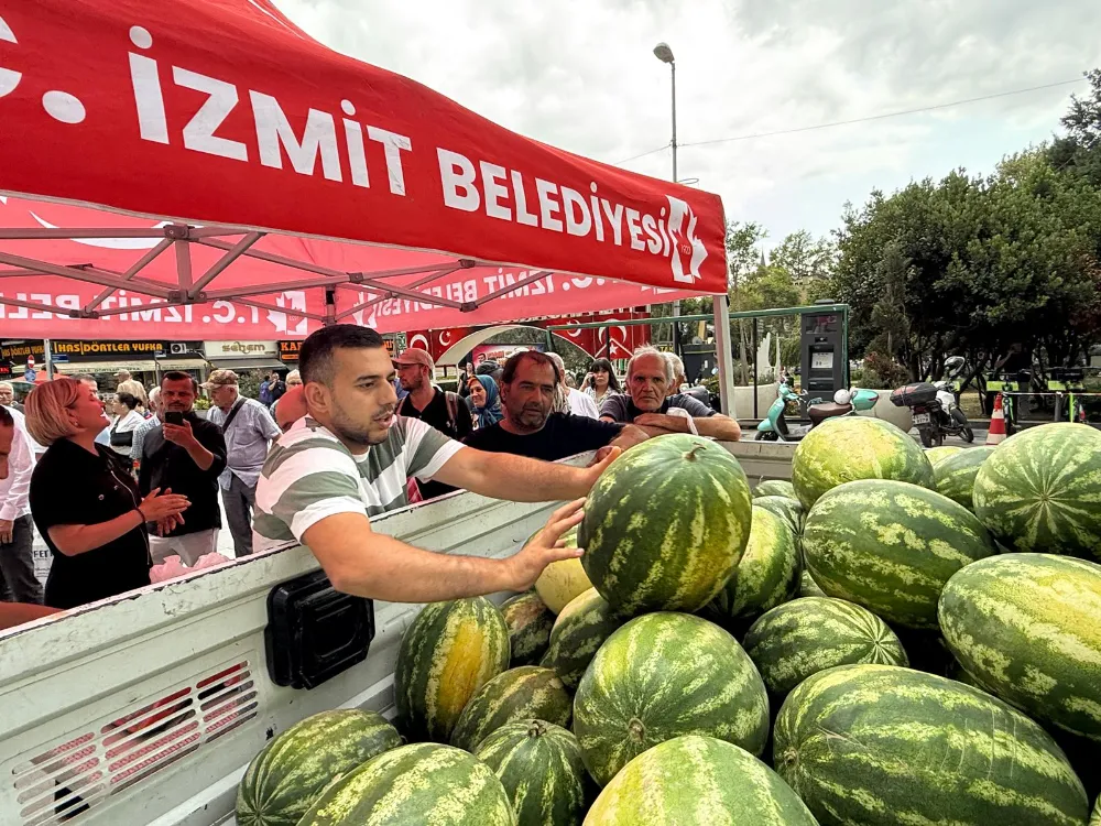 İzmit Belediyesinden hem üreticiye hem vatandaşa destek: KARPUZLAR TARLADAN SOFRAYA