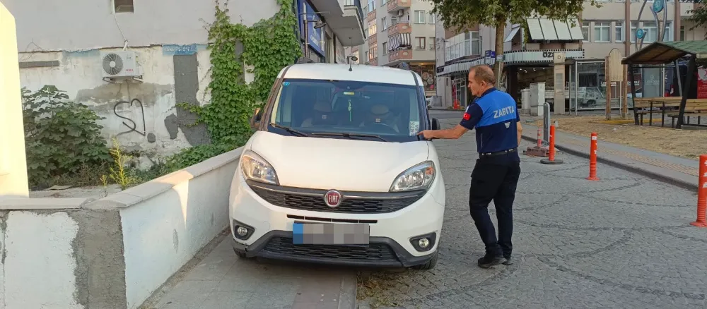 Gölcük’te Yayaların Hakkı Korunuyor: ZABITA EKİPLERİ KALDIRIM İŞGALİNE MÜDAHALE ETTİ