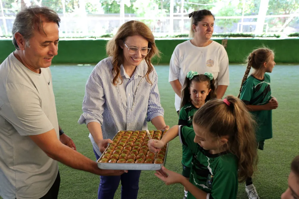 Kocaeli Büyükşehir’den kadın futboluna destek; ABİŞ, MİNİK SPORCULAR VE ANNELERİYLE SAHADA BULUŞTU